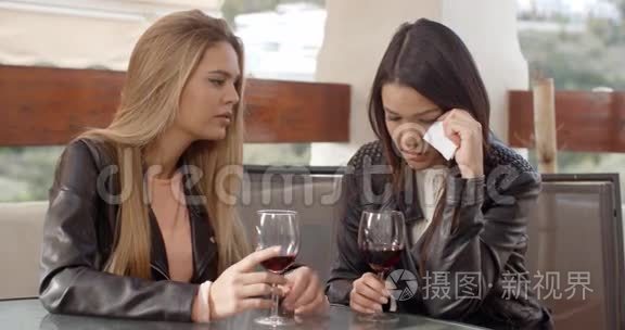 女人和哭泣的朋友喝酒视频