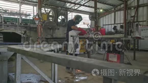 焊工焊接建筑钢架动作缓慢视频