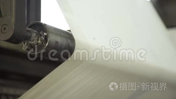 印刷厂轧钢机长未剪清纸件视频