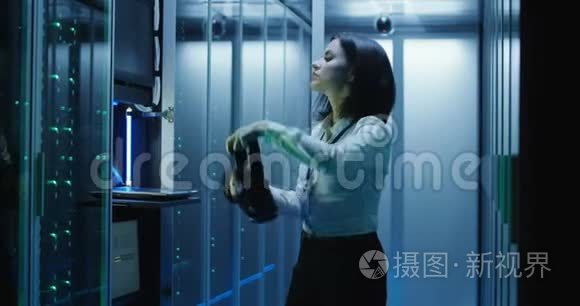 戴着VR眼镜的女人在数据中心工作