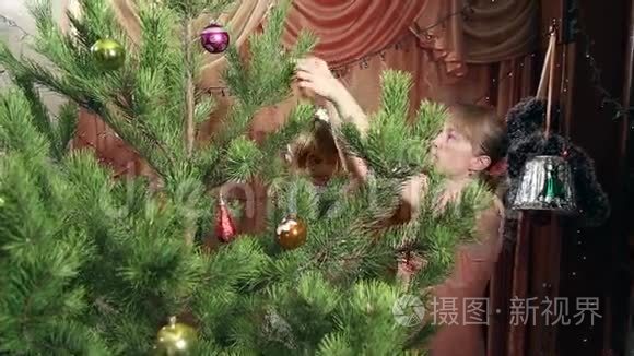 妈妈和女儿在圣诞树上挂玩具视频