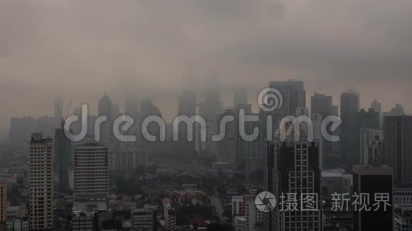随着时间的推移，城市景观与许多摩天大楼，建造与云。 马来西亚吉隆坡