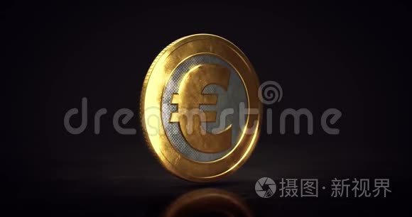 在黑暗的背景上旋转金色欧元硬币。