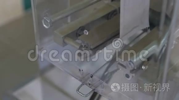 机器生产茶叶包装视频