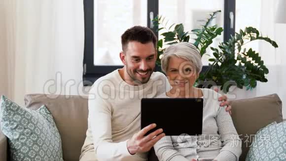 家中有平板电脑的老母亲和成年儿子