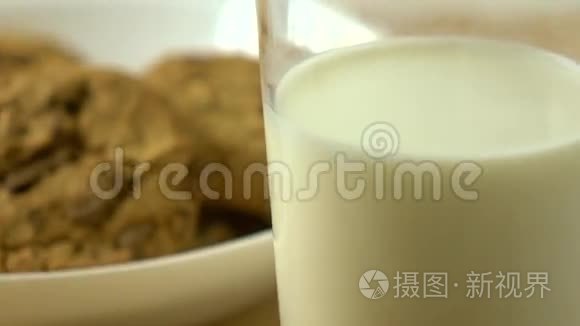 早餐巧克力饼干和牛奶杯4K特写镜头