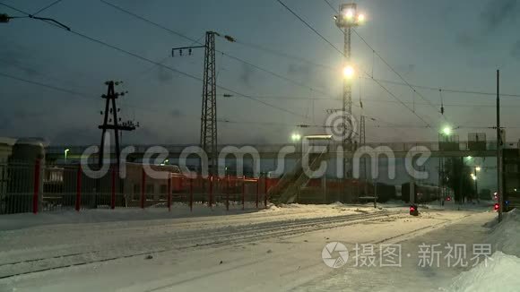 清除铁轨上的积雪视频