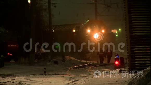 清除铁轨上的积雪视频