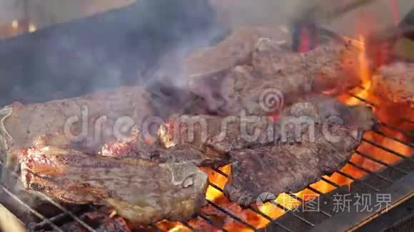 在烧烤架上煮牛肉牛排视频