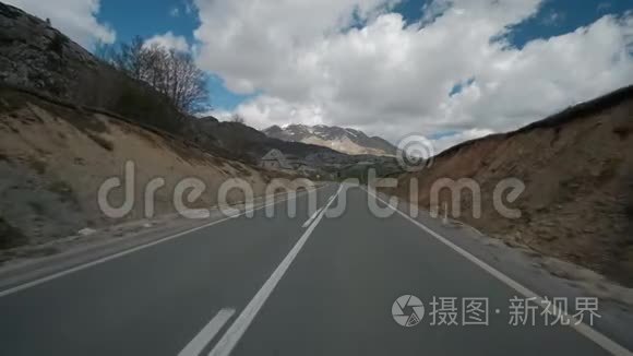 春天在平坦的山路上行驶。