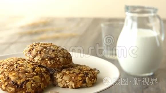 美味的甜燕麦片饼干和种子。 牛奶盒和玻璃，在木制的乡村餐桌上。 失踪了。