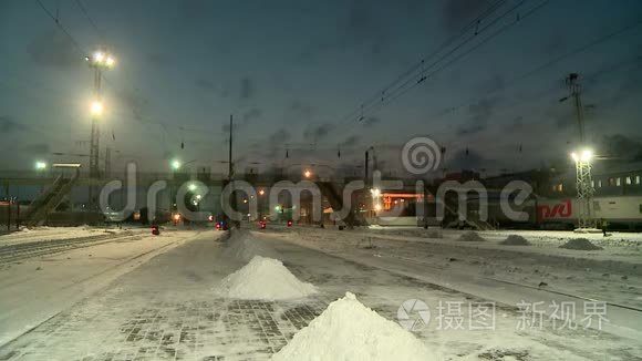 清除铁轨上的积雪视频