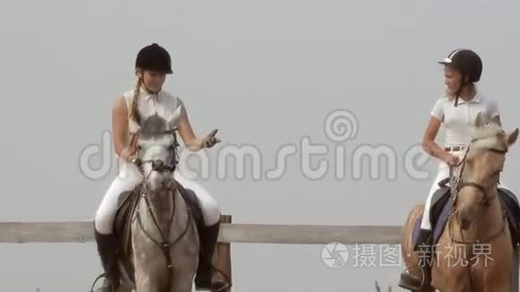 两个女孩跳马比赛视频