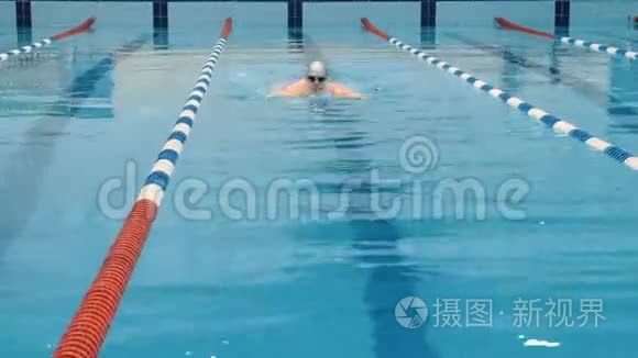 专业游泳运动员在帽式呼吸表演蝶泳