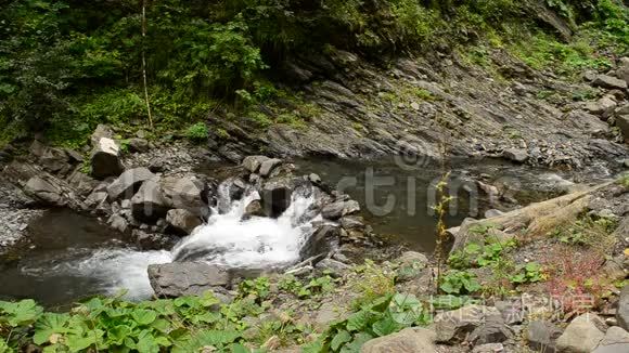 有瀑布的小山河视频