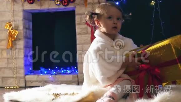 女孩在壁炉旁打开圣诞礼物盒，装饰了圣诞树