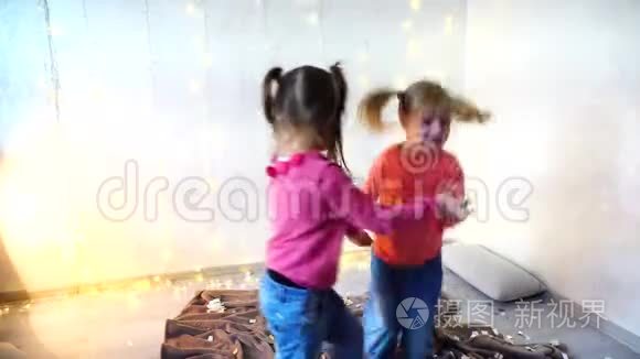 两个孩子在家跳舞圣诞派对