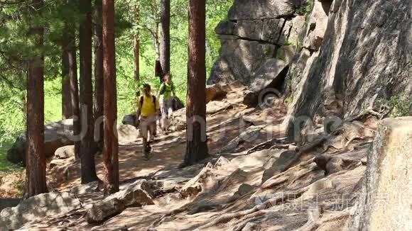 一家人在森林里徒步旅行视频
