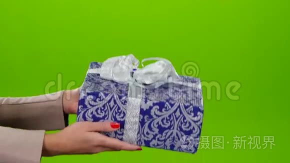 带有礼物的盒子，用蓝色纸包装，上面有装饰