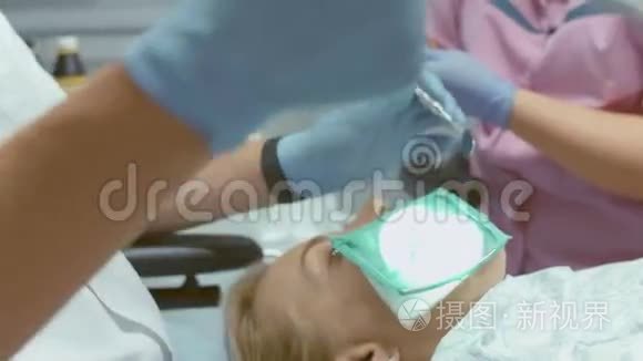 牙科紫外线照射光聚合物填充视频