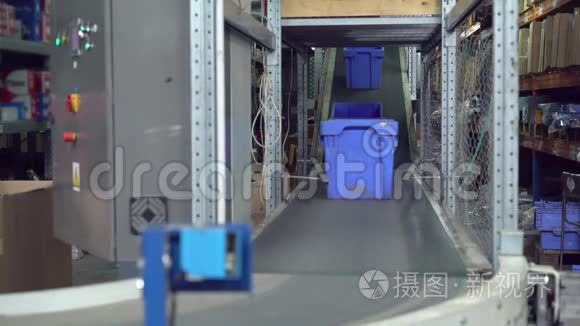 包装线用塑料蓝色盒子视频