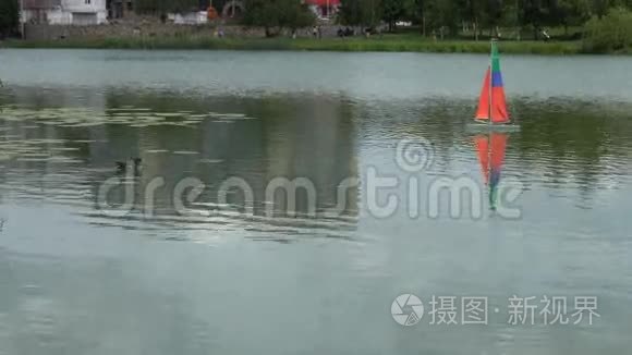 收音机里的小船帆在湖里游泳视频