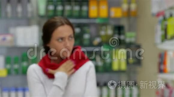 咳嗽的女人来到药店视频