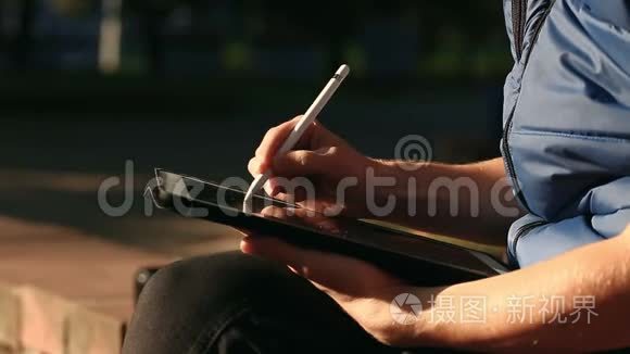 设计师在桌上用手写笔绘制草图视频