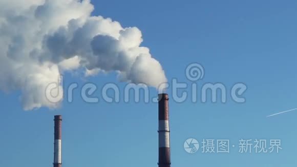 蓝色天空中的工业烟雾视频