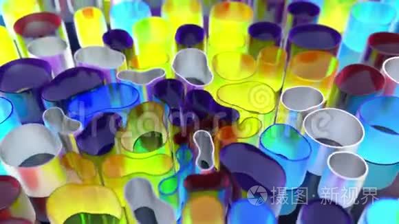 五彩3D动画组成.. 软圆筒管被拉到中心，移动时变形。