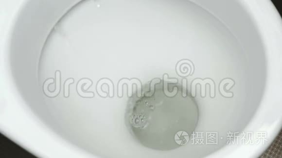 水被冲进白色的厕所