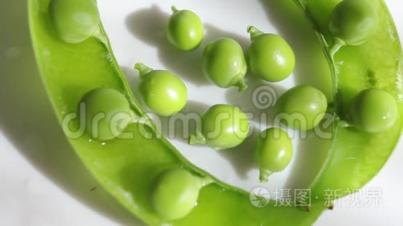 绿色豌豆，白色背景特写，盘子