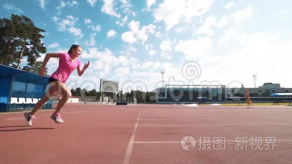 职业女子跨栏运动员的训练视频