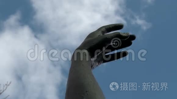 向天空伸出雕像的手视频