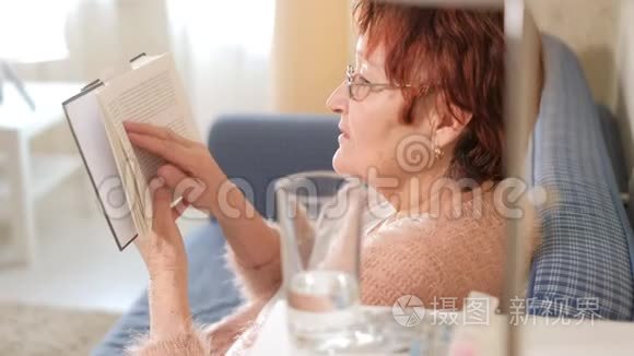 老太太在家里的沙发上看书视频