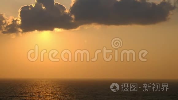 风景橙色日落天空背景，风景橙色日出，放松海景与广阔的地平线天空和海洋