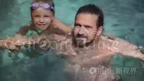 父亲教他的小女儿游泳。