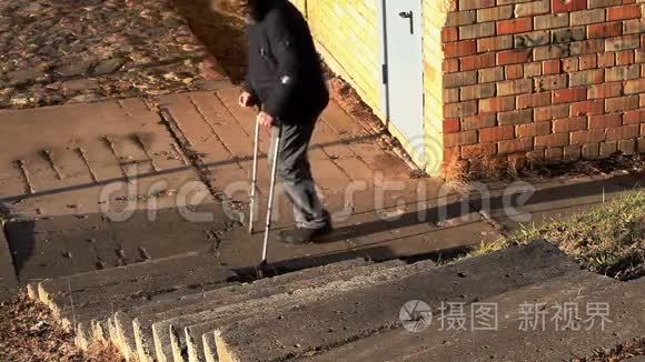 残疾人拄着拐杖走上楼梯