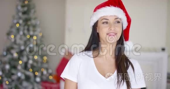很活泼的女人戴着圣诞帽视频
