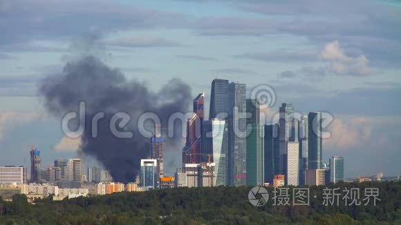 浓烟笼罩着燃烧的住宅楼视频