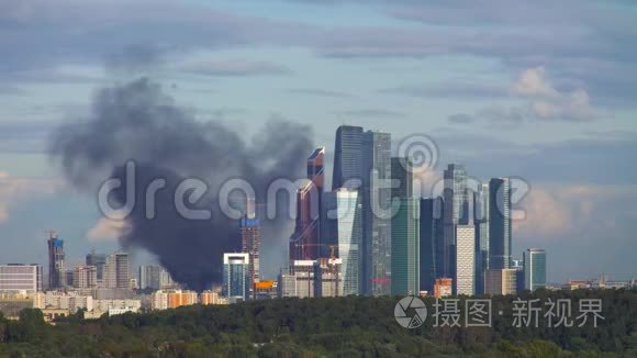 浓烟笼罩着燃烧的住宅楼视频