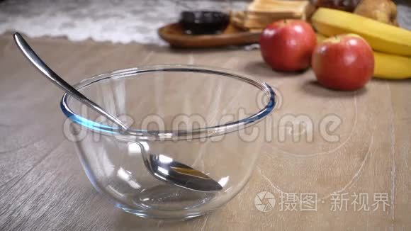 玉米片倒在玻璃碗里视频