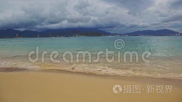 蓝天金沙滩波浪冲浪视频