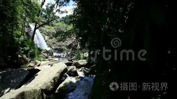 深树坡之间的小山河