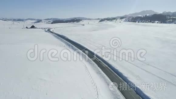 在乡村道路上行驶的豪华轿车的鸟瞰图