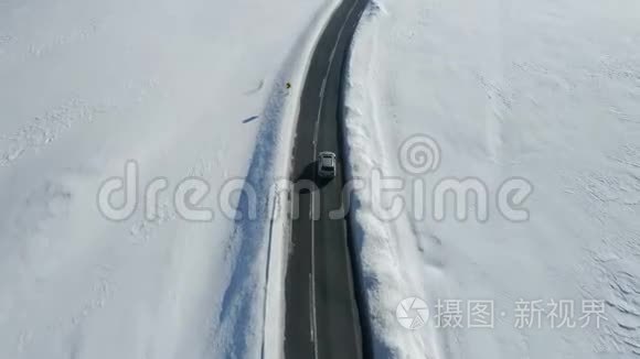 在乡村道路上行驶的豪华轿车的鸟瞰图