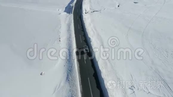 在乡村道路上行驶的豪华轿车的鸟瞰图