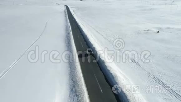 在乡村道路上行驶的豪华轿车的鸟瞰图