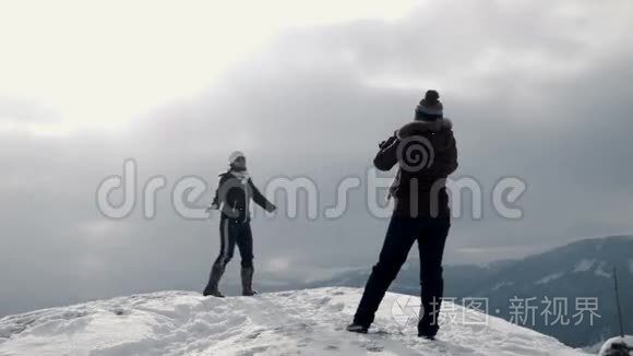 可笑的女朋友在山顶拍照