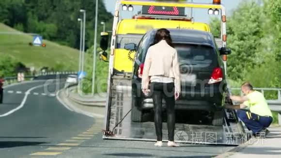 停车帮助陷入困境的妇女视频